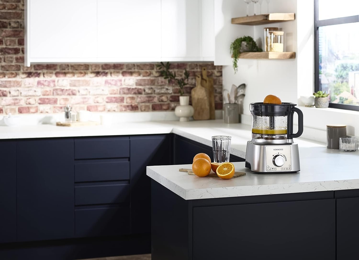 محضر طعام مالتي برو اكسبرس من كينوود وعاء سعة 3.0 لتر مع خدمة سريعة خلاط 1.2 خطاف عجين خفاقة 3 اقراص تقطيع وبشر مطحنة متعددة 1000 واط FDP65.880SI فضي - الصورة 4