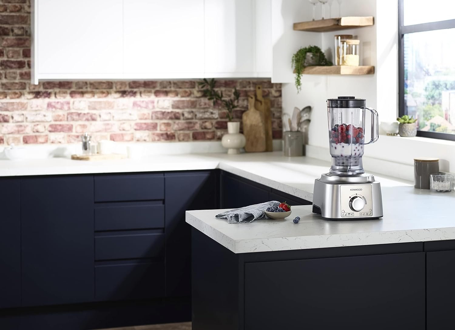 محضر طعام مالتي برو اكسبرس من كينوود وعاء سعة 3.0 لتر مع خدمة سريعة خلاط 1.2 خطاف عجين خفاقة 3 اقراص تقطيع وبشر مطحنة متعددة 1000 واط FDP65.880SI فضي - الصورة 2